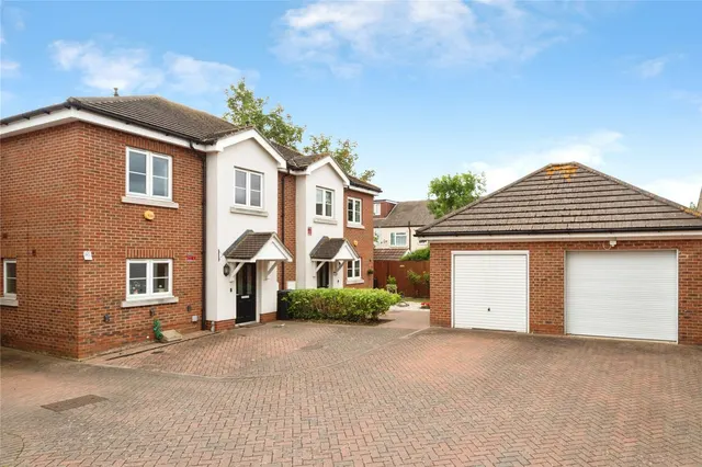 Lindale Close, ILFORD, Essex, IG4, photo 1