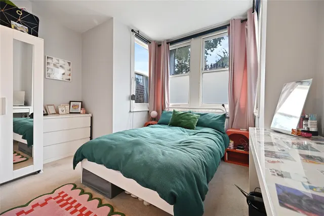 Photo 3 — Westwick Gardens, Brook Green, W14