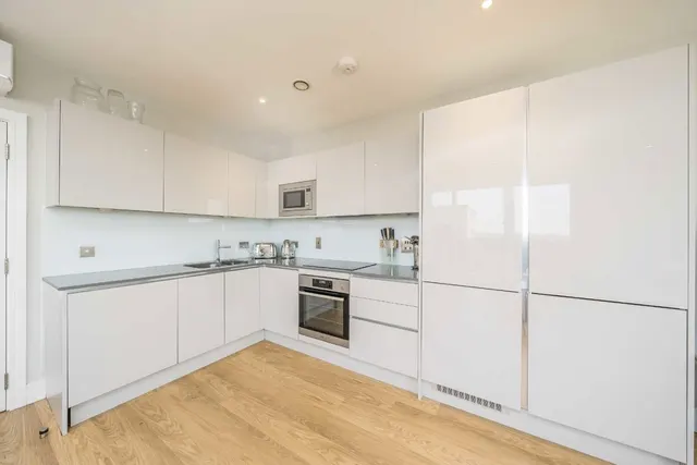 Plough Lane, SW17, photo 2