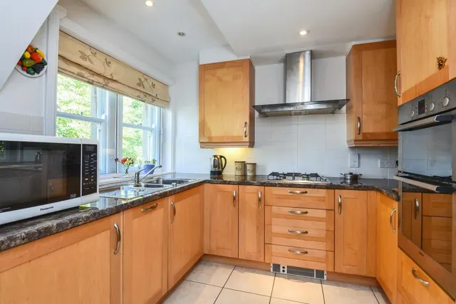 Charter Place, Church Green, OX28, photo 2