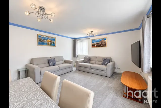Sandown Close, Hounslow, TW5, photo 3