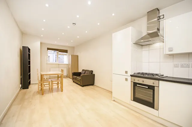 Photo 2 — Flat 1, 752B Finchley Road, London