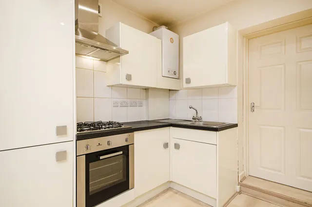 Photo 3 — Flat 1, 752B Finchley Road, London