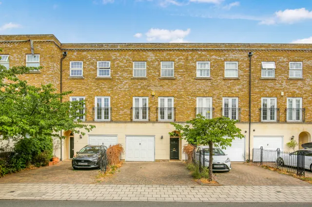 Chadwick Place, Kingston, KT6, photo 1