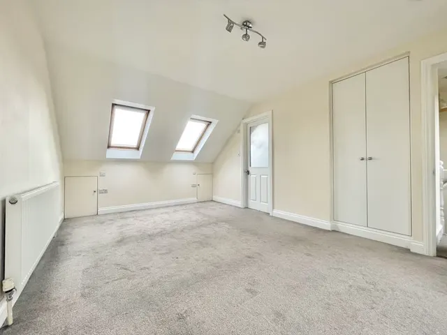 Photo 3 — Oakhill Road, London SW15 2QL