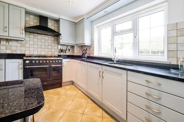 Photo 2 — Roseacre Close, Hornchurch, RM11