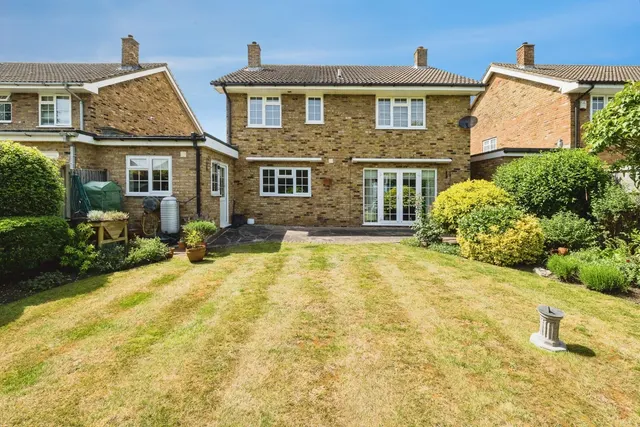 Photo 3 — Roseacre Close, Hornchurch, RM11