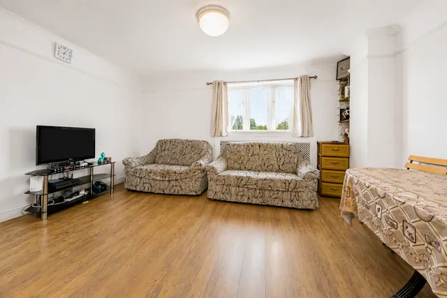 Photo 3 — Logan Close, Hounslow, TW4