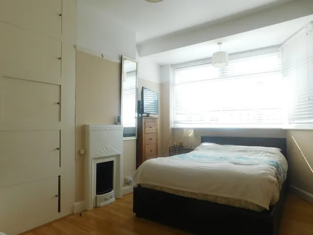 Photo 2 — Brentvale Avenue, Hanwell Borders, Greater London, UB1 3ER