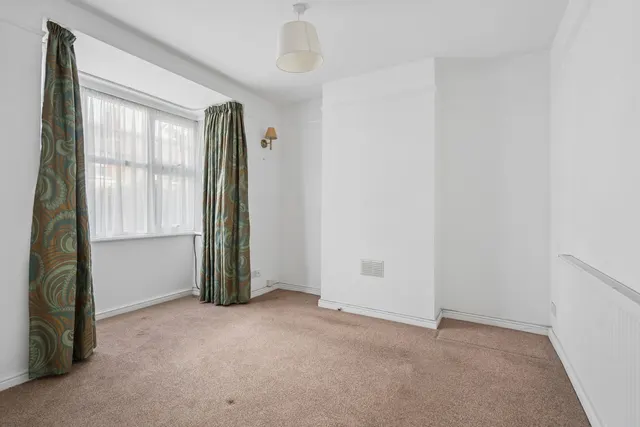 High Street, Northwood, HA6, photo 2