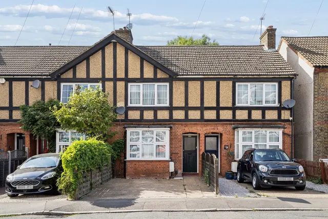 High Street, Northwood, HA6, photo 1