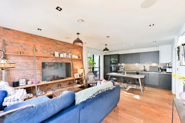 Photo 2 — Flat 21, 7 Old Town, London