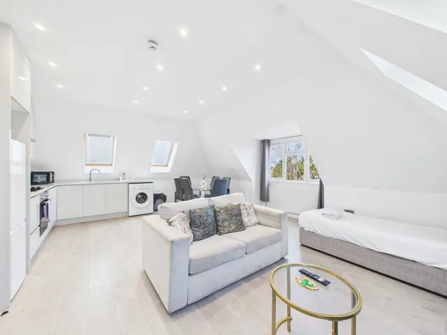 Desford Way, Ashford, TW15, photo 2