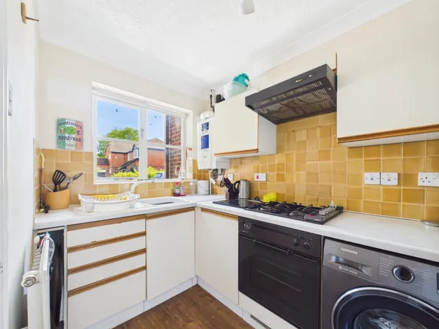 Photo 2 — Finch Close, Tadley, RG26