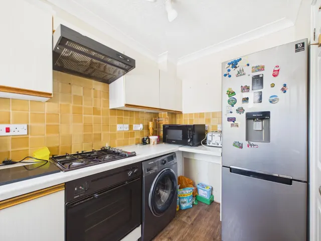 Photo 3 — Finch Close, Tadley, RG26