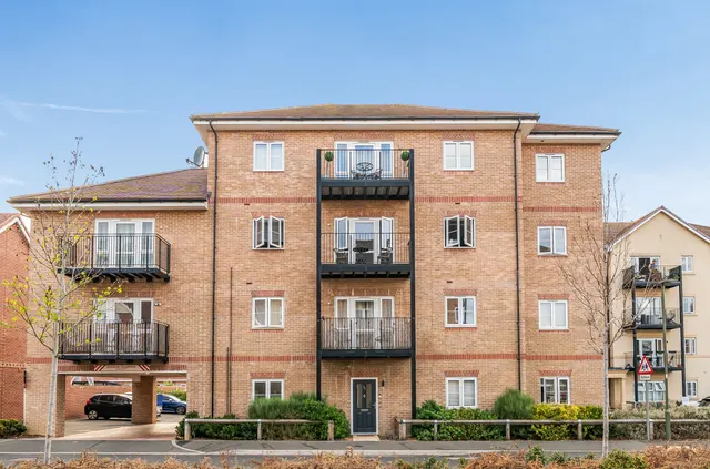 Bell Farm Way, Hersham, KT12, photo 1