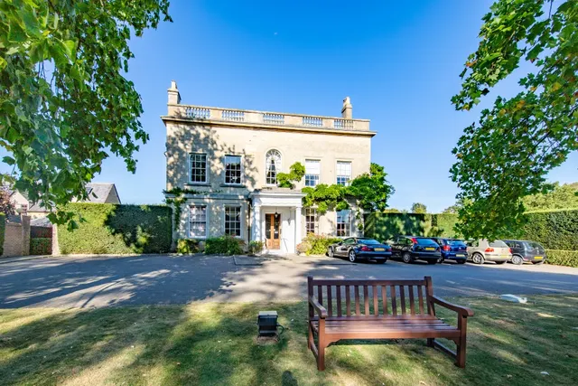 Bicester House, Kings End, photo 2