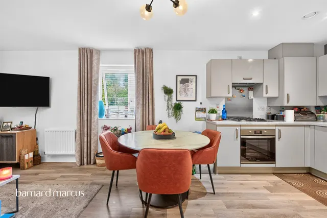 Montagu Crescent, Redhill, RH1, photo 3