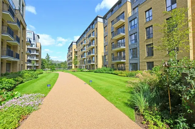 Pinewood Gardens, Teddington, TW11, photo 1