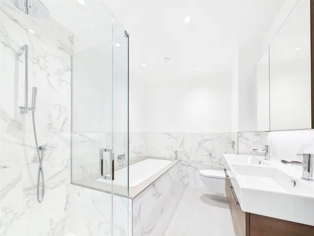 Pinewood Gardens, Teddington, TW11, photo 2