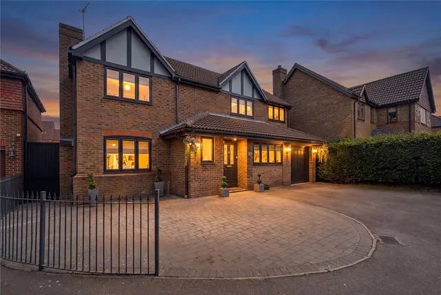Brandon Close, Chafford Hundred, RM16, photo 1
