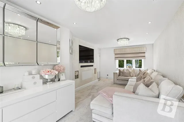 Photo 3 — Brandon Close, Chafford Hundred, Grays, Essex, RM16