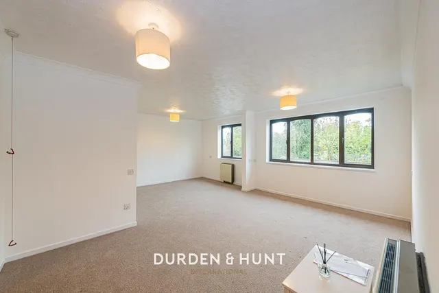 High Road, South Woodford, E18, photo 2