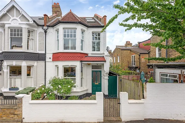 4 bedroom house — Astonville Street, London, SW18