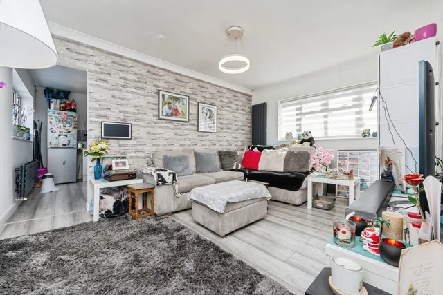 Photo 3 — Kelvin Avenue, BEDFORD, Bedfordshire, MK42