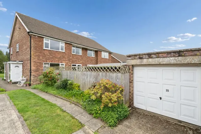 Chalfont Avenue, Little Chalfont, Buckinghamshire, HP6 6RD, photo 1