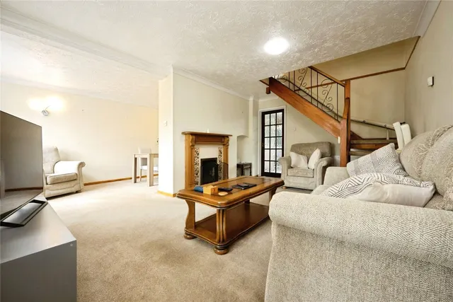 Photo 2 — White Horse Close, LEIGHTON BUZZARD, Bedfordshire, LU7
