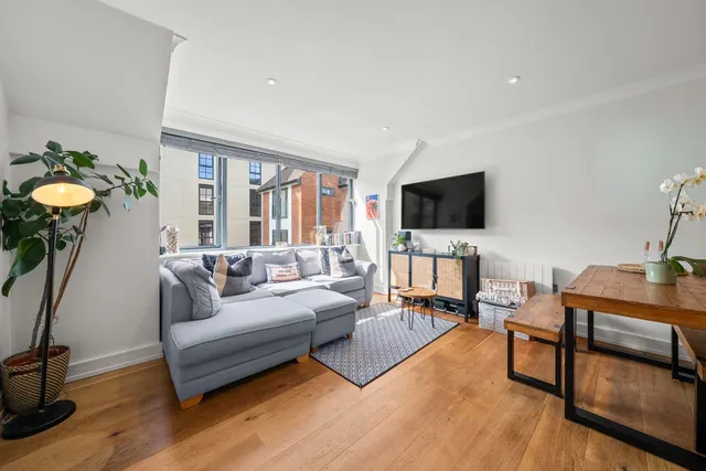 Lavender Park Road, West Byfleet, KT14, photo 2