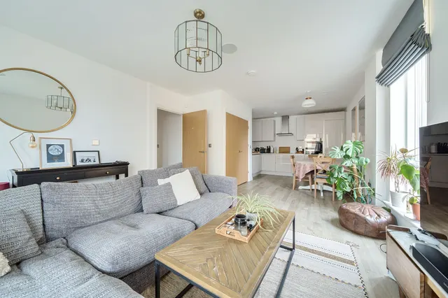 Photo 3 — Quayle Crescent, London