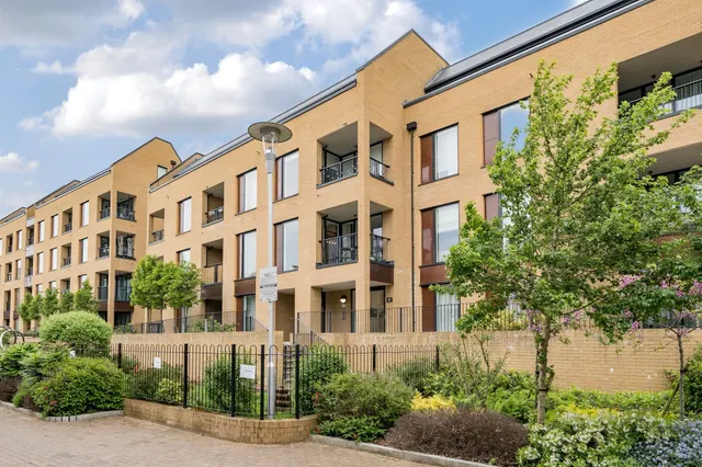Quayle Crescent, London, photo 1