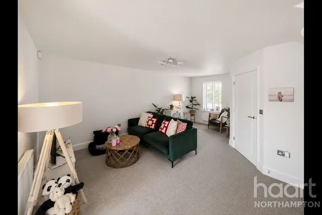 Upton Hall Crescent, Northampton, NN5, photo 2
