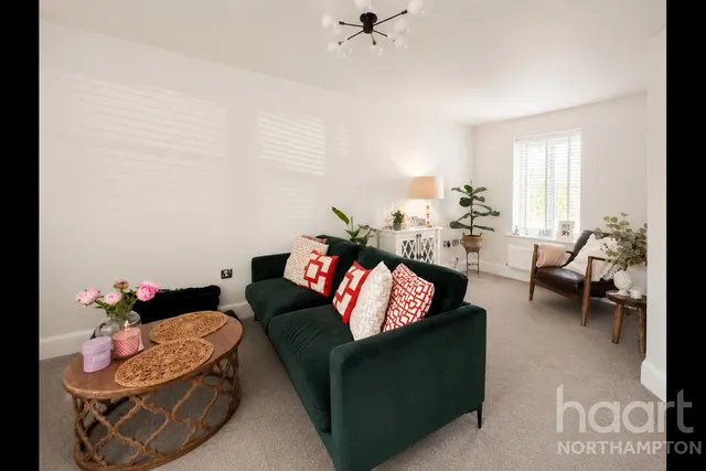 Upton Hall Crescent, Northampton, NN5, photo 3