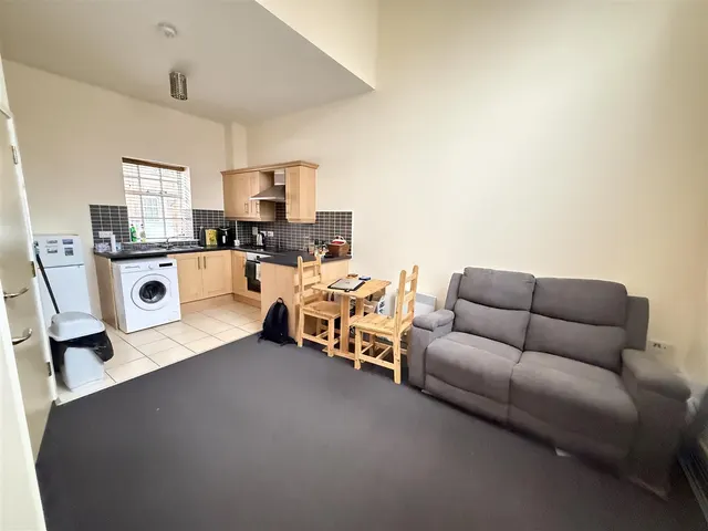 Caroline Court, Burton On Trent, DE14, photo 2