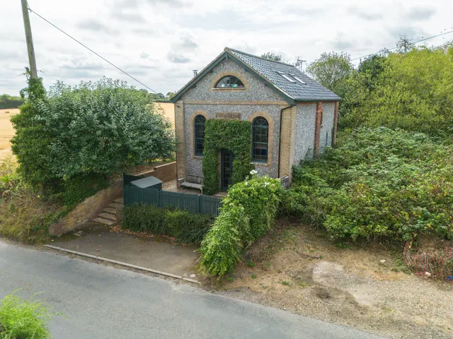 Delightful Detached Former Village Ch, photo 1