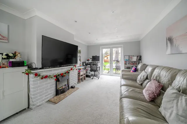 Kingsbury Drive, Old Windsor, photo 2