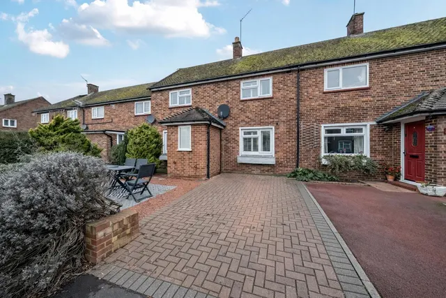 Kingsbury Drive, Old Windsor, photo 1