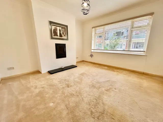 Photo 2 — Oakwell Close, Dunstable LU6 2PY