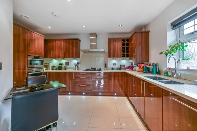 Photo 2 — 15 South Riding, Shoppenhangers Road, Maidenhead