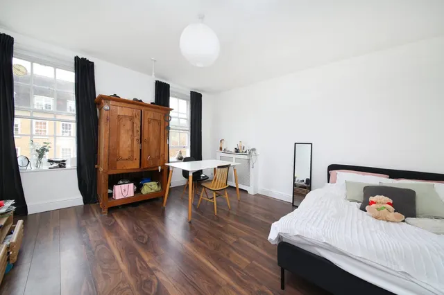 Vicarage Crescent, London, SW11, photo 3