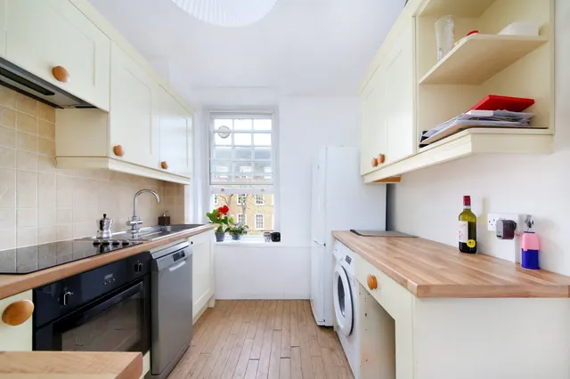 Vicarage Crescent, London, SW11, photo 2