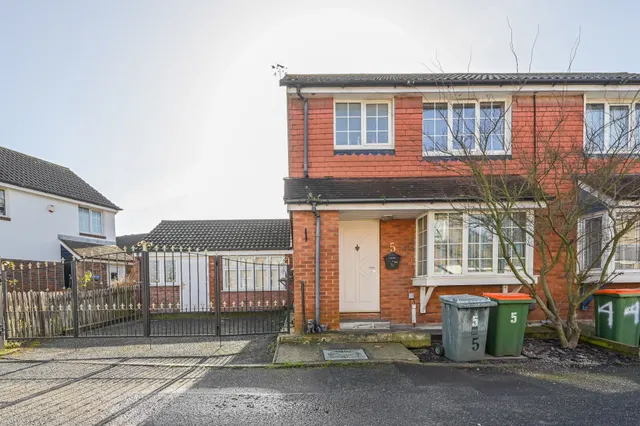 5 Vanbrugh Close, London, photo 1