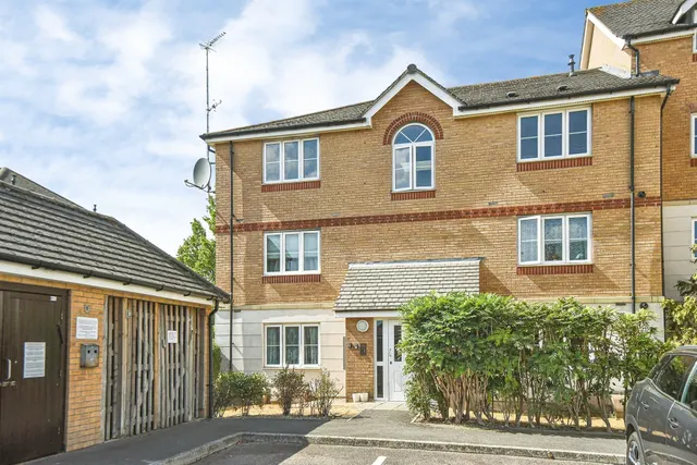 Twickenham Close, Swindon, photo 1