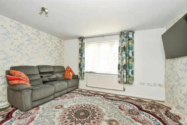 Photo 3 — Twickenham Close, Swindon