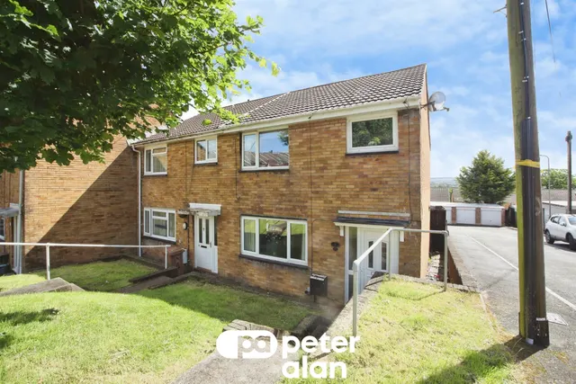 Croeso Square, Blackwood, NP12, photo 1