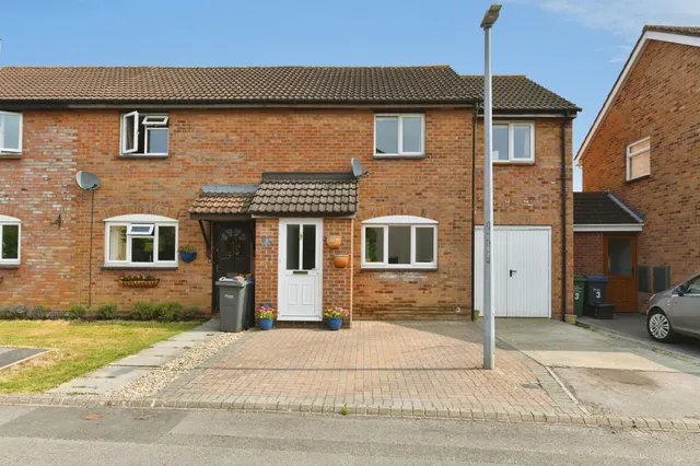Holland Close, Chippenham, photo 1