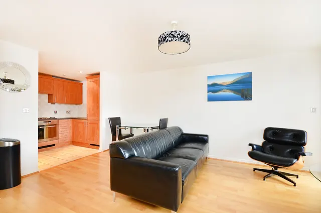 Photo 3 — 14 Rosemoor House, 90-94 Broadway, London
